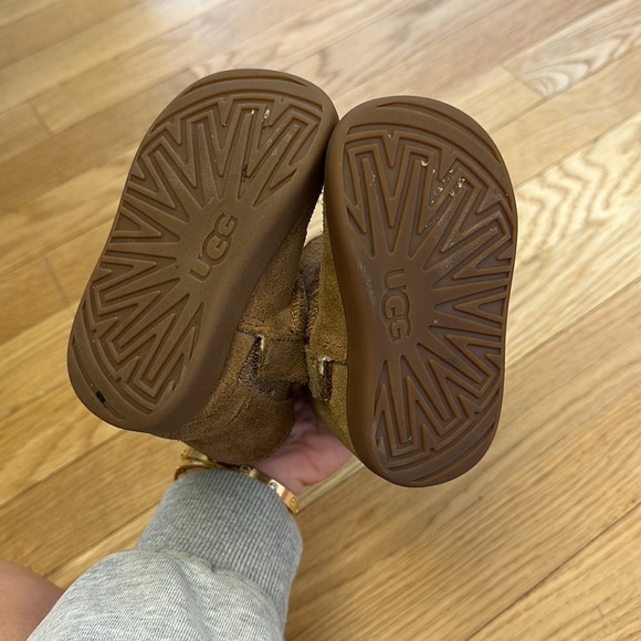 Uggs- velcro - Picture 4 of 4